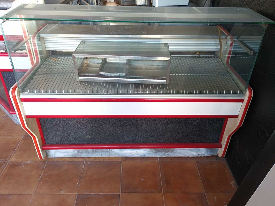 Balcoes de café com frigorificos e montras
