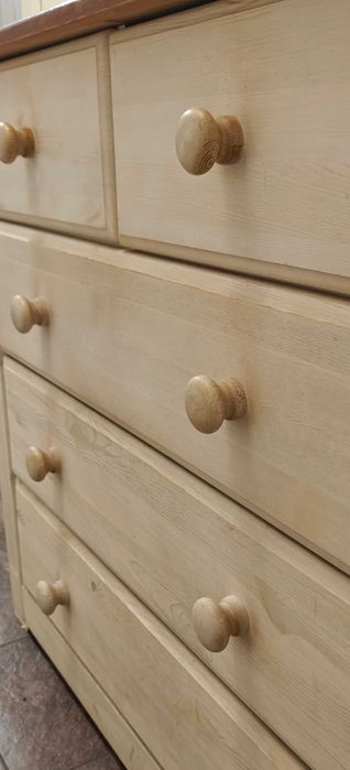 rzeżbiona komoda biała przecierana lite drewno