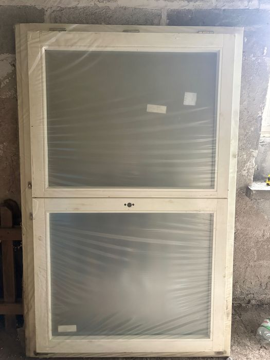 Sprzedam nowe okna drewniane o wymiarach 179 × 117 cm.