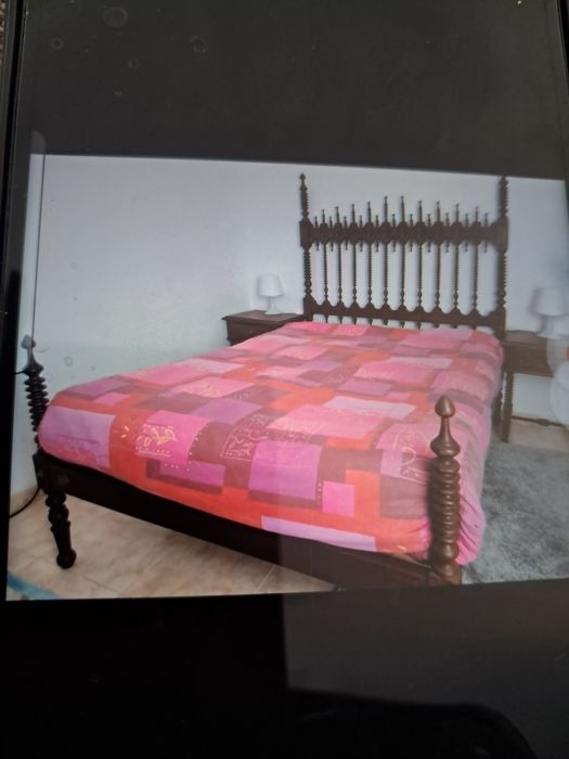 Cama (desmontada)+ Colchão 190×135+ 2 mesas de cabeceira