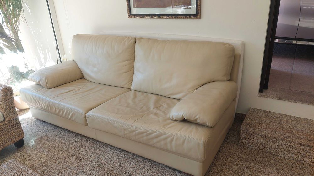 Sofá 3 lugares em pele