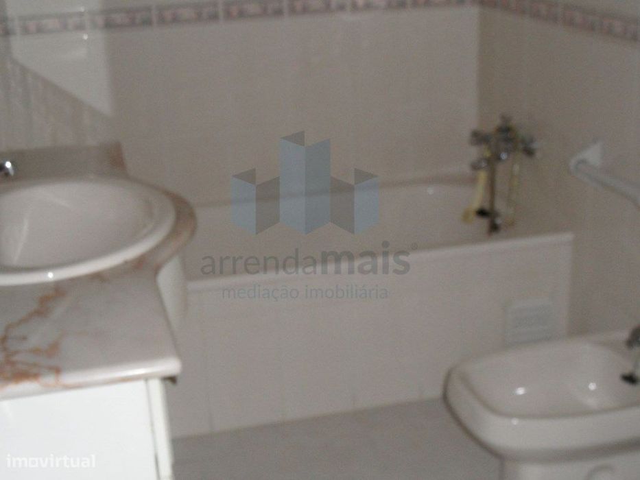 Arrenda-Se Apartamento T2 Com Garagem Junto Solum