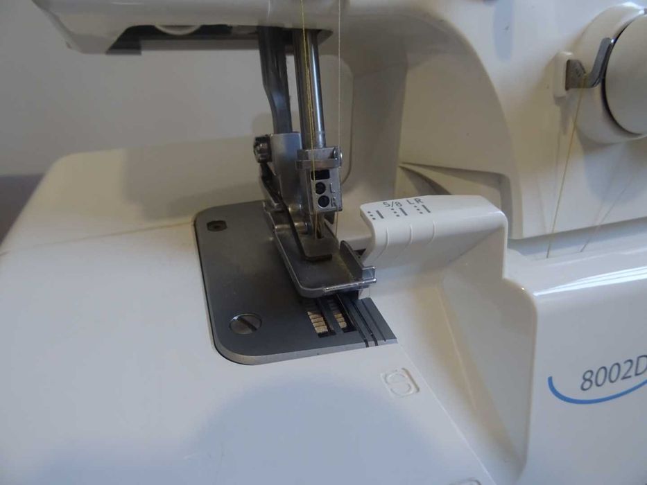 Máquina de costura corte e cose doméstica