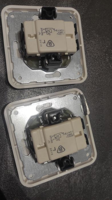 Dwa przełacznik do rolet elektrycznych