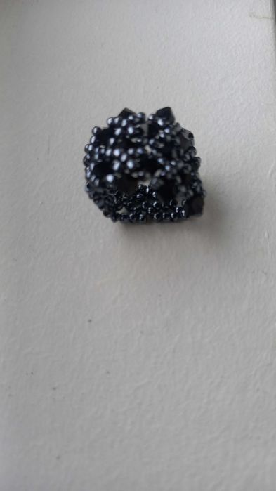 Anel largo preto missangas