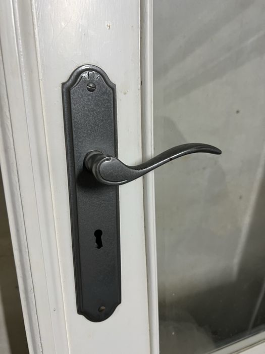 Portas de cozinha brancas com janela
