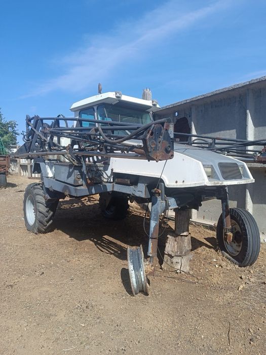 Оприскувач Spra-Coupe в рабочем состояние