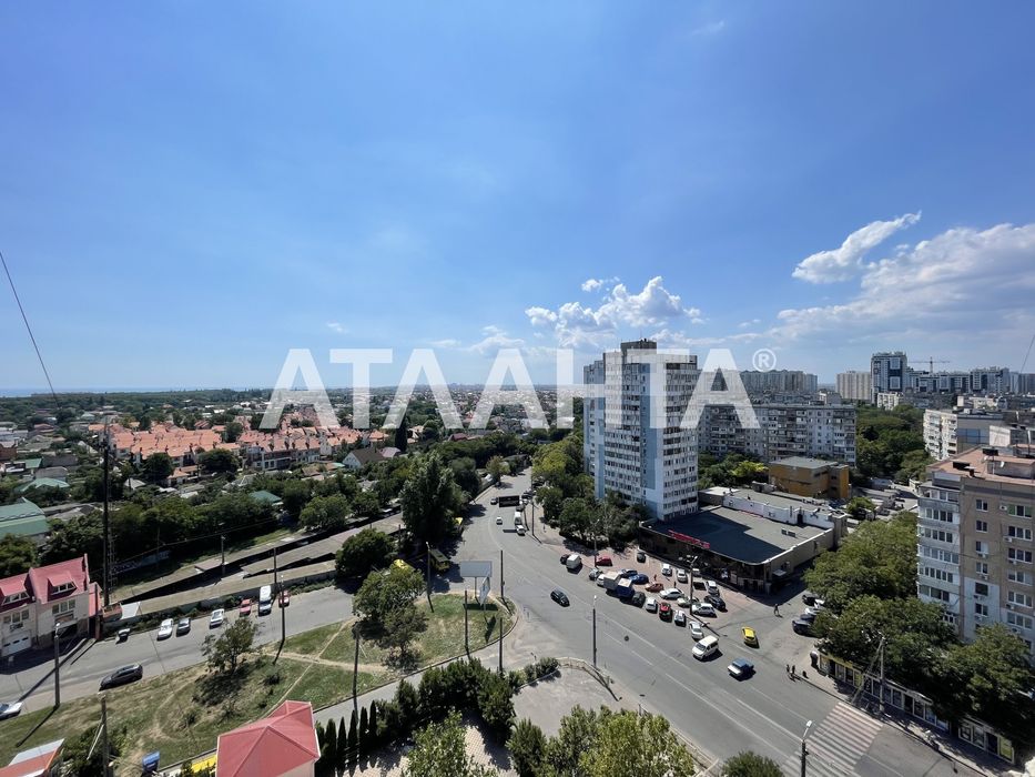 Трехкомнатная квартира с большой кухней студией