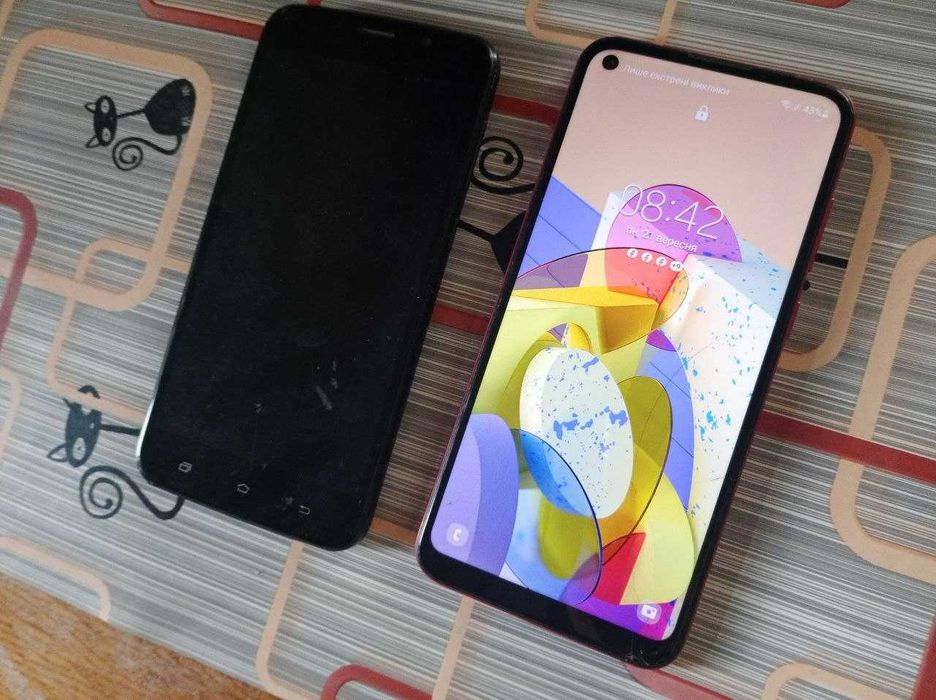 2 смартфона б/у, чорний bravis і червоний samsung. ЯГОТИН.