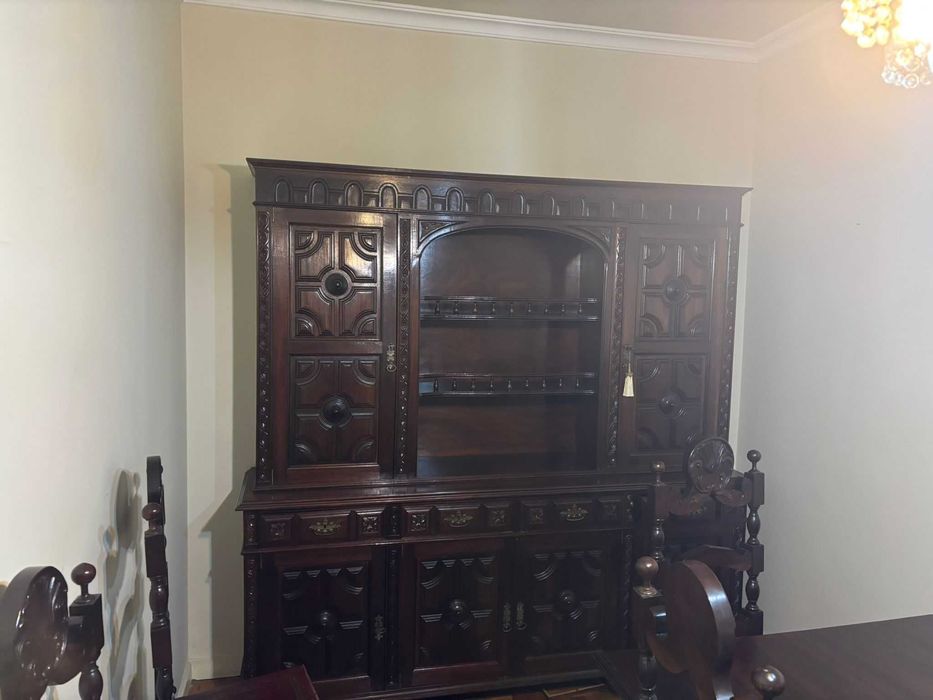 Conjunto Sala de Jantar Antigo – Mesa, Cadeiras e Aparador
