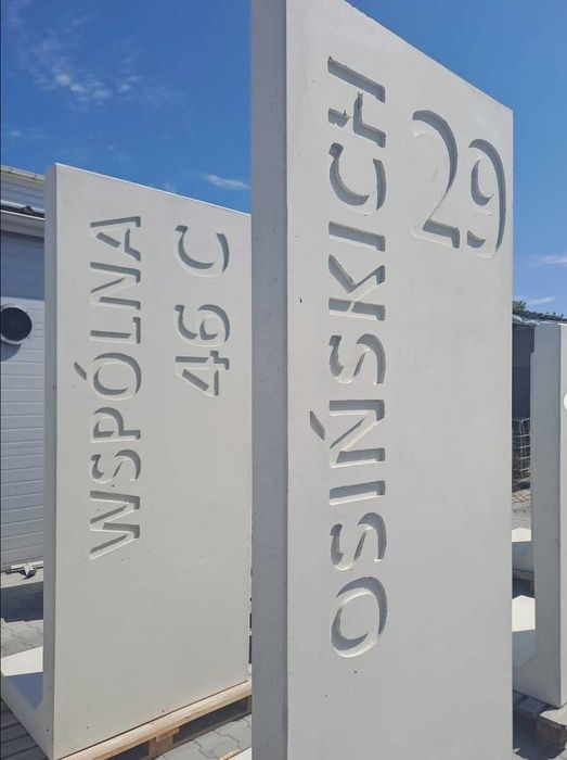 ogrodzenie grzebieniowe aluminiowe pionowe profile mur betonowy L