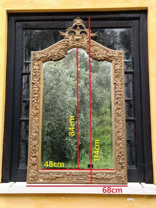 Espelho antigo com moldura dourada entalhada