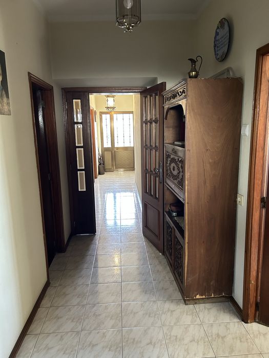 Móvel de madeira maciça com compartimento escrivaninha/arrumação64286521817089122