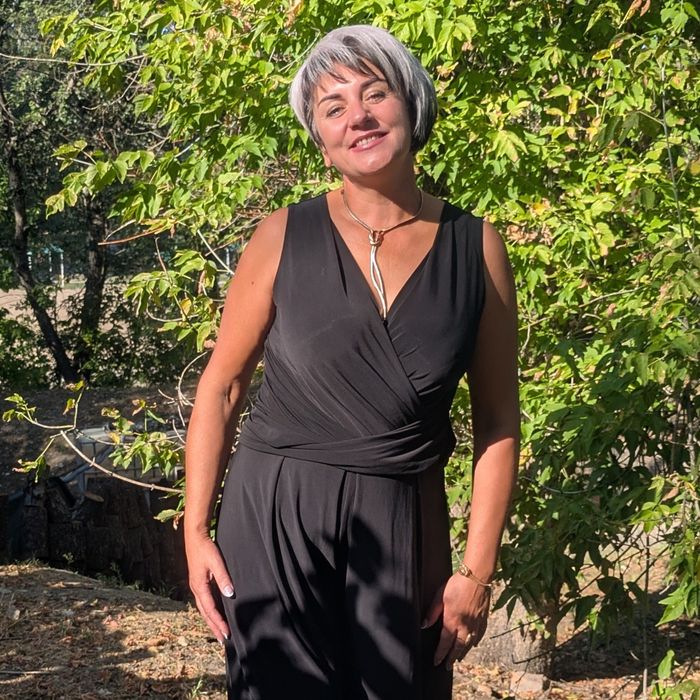 Ведуча зі смаком гумору .