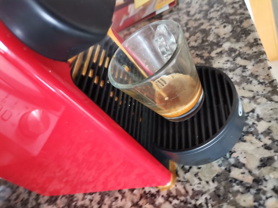 Vendo Máquina de Café Nespresso DeLonghi (COM PROBLEMA)