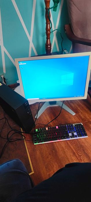 Komputer stacjonarny Lenovo + monitor.