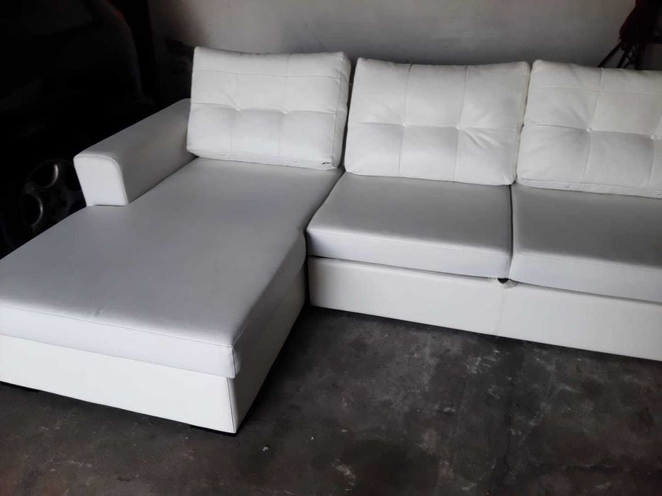 Sofá em pele sintética branca