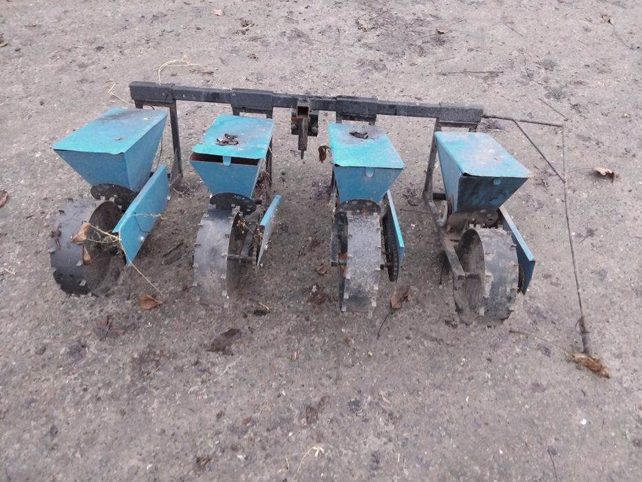 Продам підгортачі картоплі, сівалку,до мотоблока