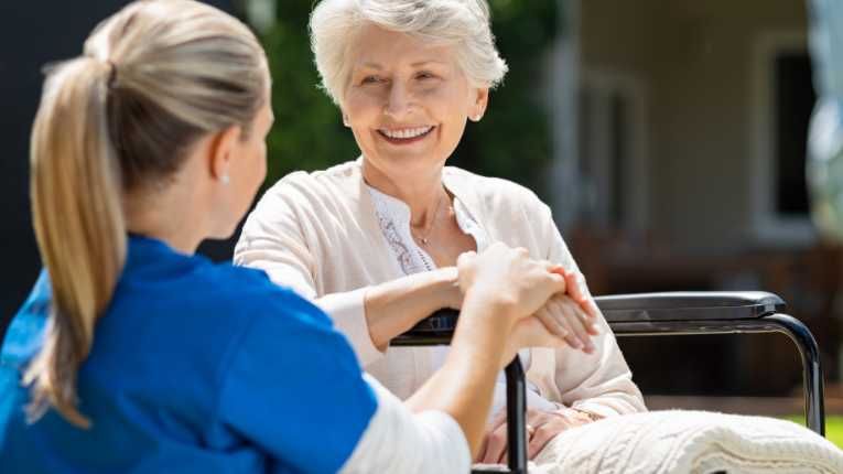 Opiekunka osób starszych Dojazdy – Opieka godzinowa
