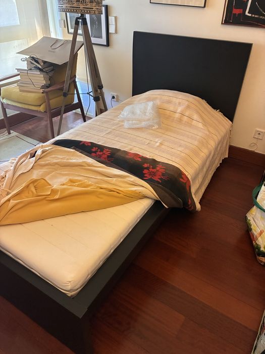 Cama IKEA com estrado e colchão