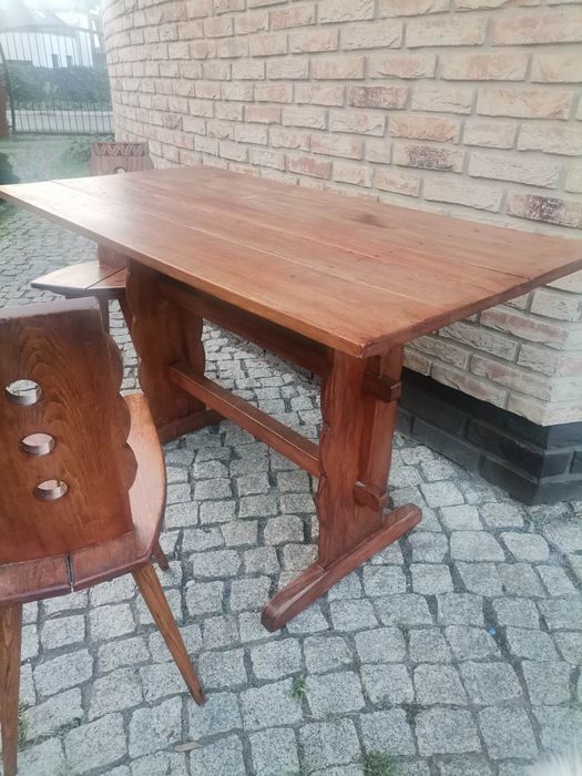 Drewniany stół z krzesłami w stylu folk