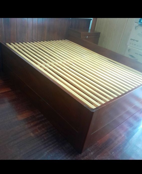 Cama casal com cabeceira estrado e mesas de cabeceiras