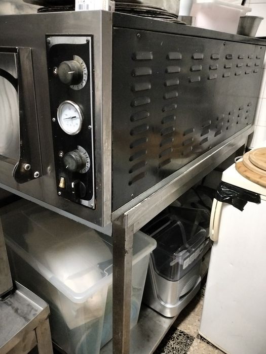 Forno grande para pizza com bancada a parte . Não entrego
