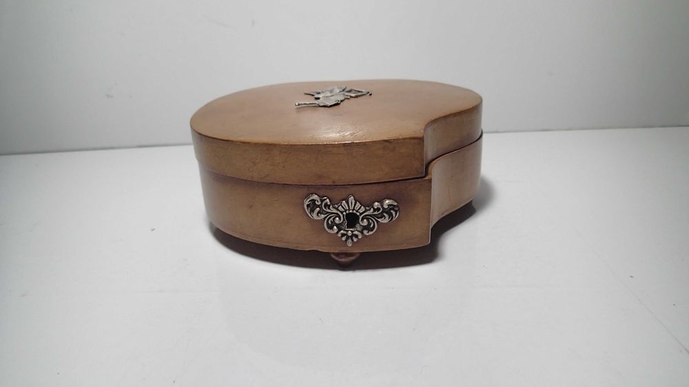 Caixa antiga em madeira com aplicações em metal