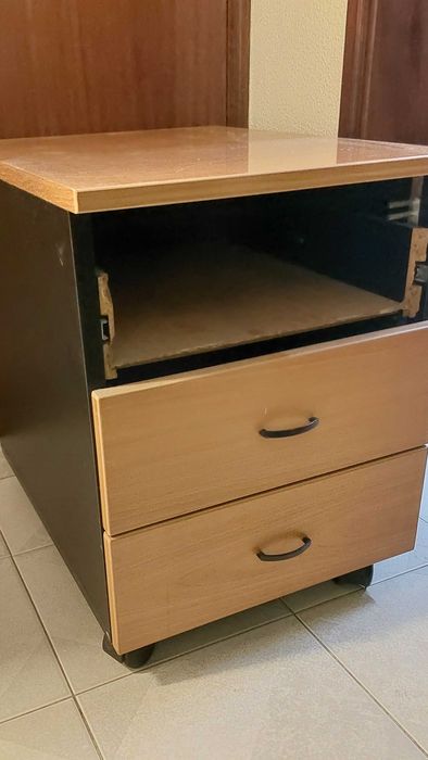 mesa secretária em vidro e metal