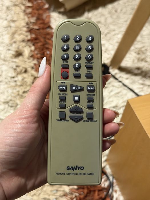 Продам міні музичний центр SANYO з колонками та пультом.