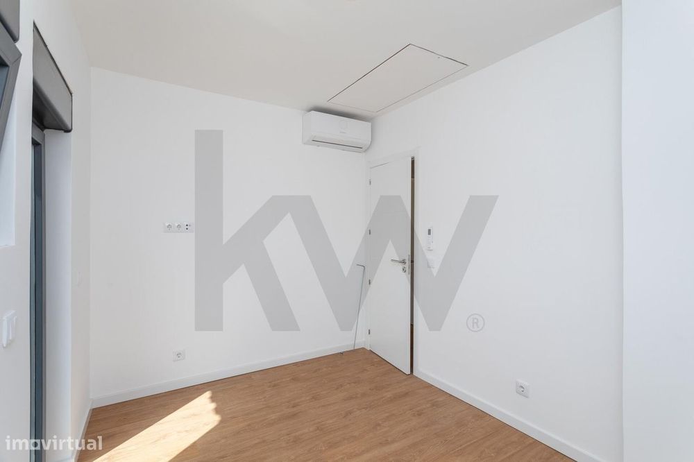 Charmosa Moradia T5 com Jardim Totalmente Remodelada -  Sassoeiros, Ca