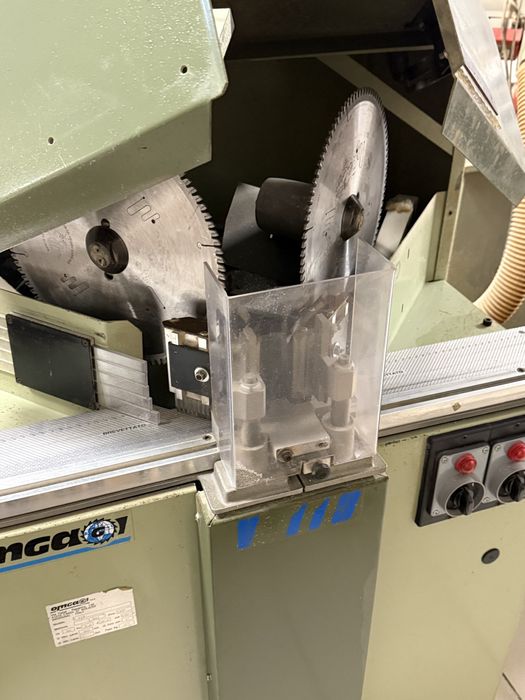 Máquina de esquadria Omga V113