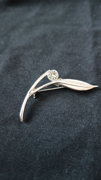 Broszka damska w kolorze srebra