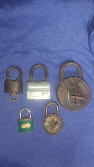 Старые разные замки,и куча ключей