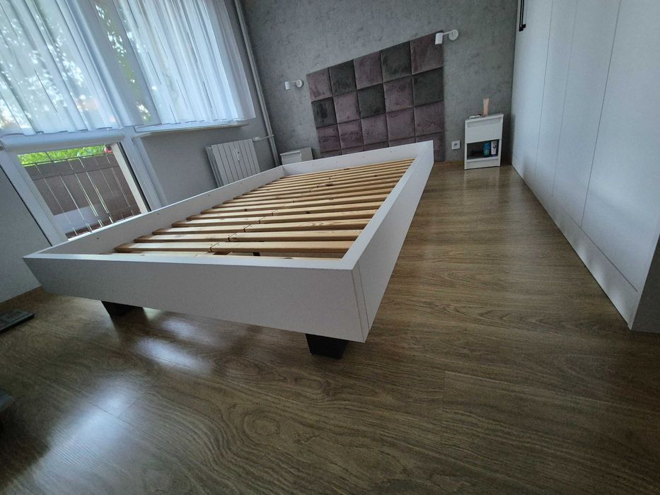 łóżko z płyty meblowej z drewnianym stelażem