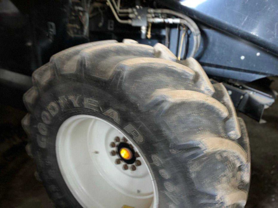 Комбайн New Holland CX8080