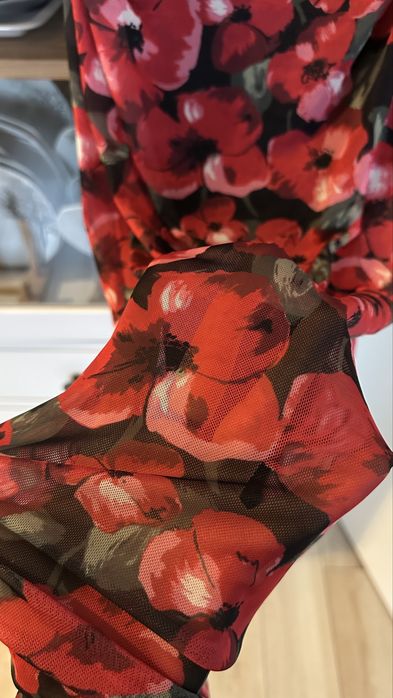Sukienka maxi H&M z tiulu w czerwone kwiaty