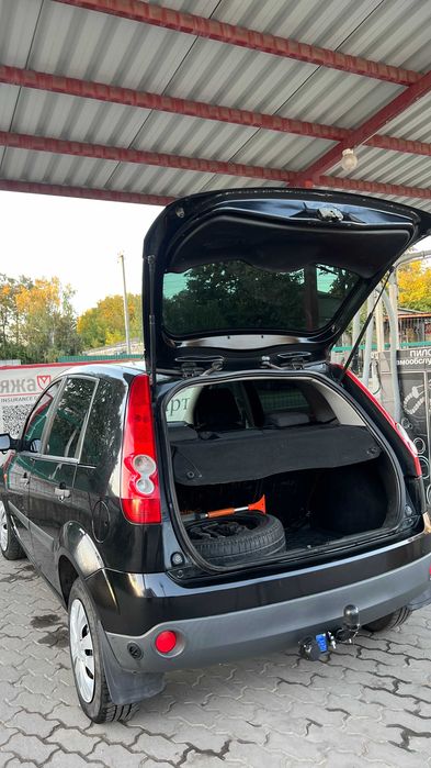 Автомобіль Форд фієста