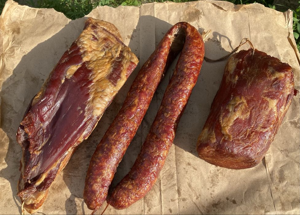 Закарпатські м‘ясні сирокопчені шовдарь хамон,бекон,сало прослойка