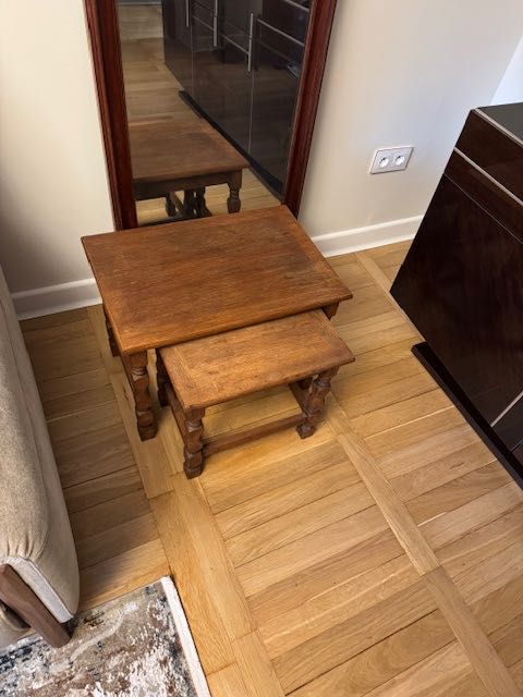 Dwa stoliki drewniane.