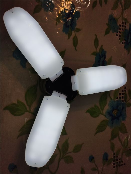 Яскравий ліхтар з сонячною батареєю