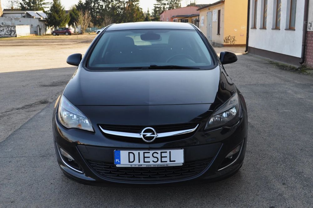 Opel Astra LIFT 130KM hatchback NAVI kamera LED serwis HAK