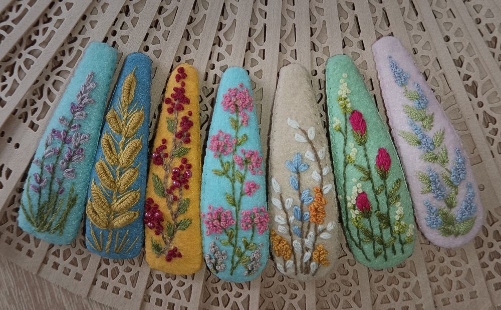 Заколки з вишивкою