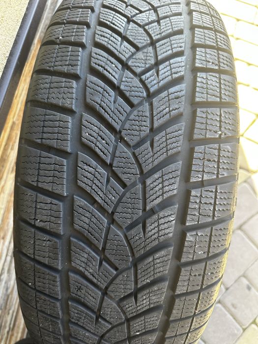 Зимние шины Goodyear UltraGrip Performance + SUV 235/55 R18 104H XL