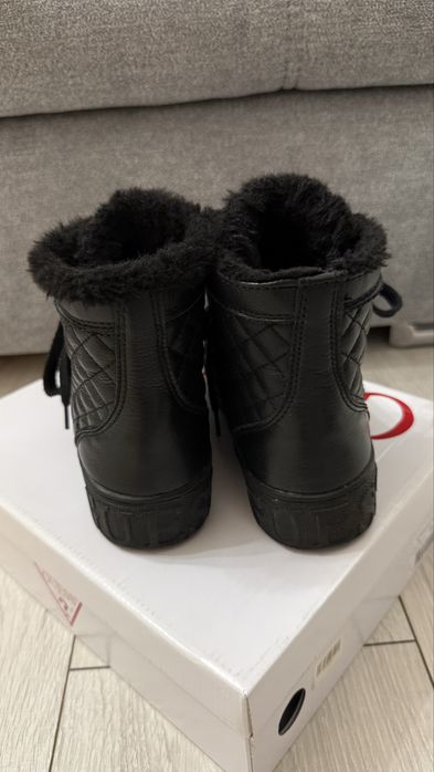 Buty czarne futerko Guess 36