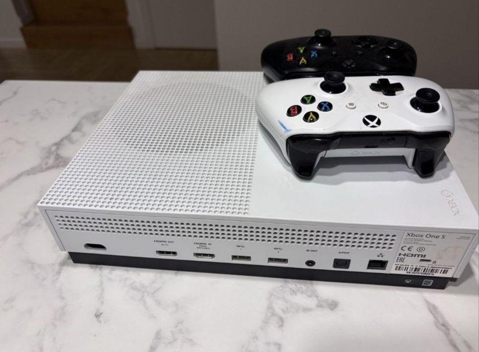 Xbox One S + dwa pada -1 TB