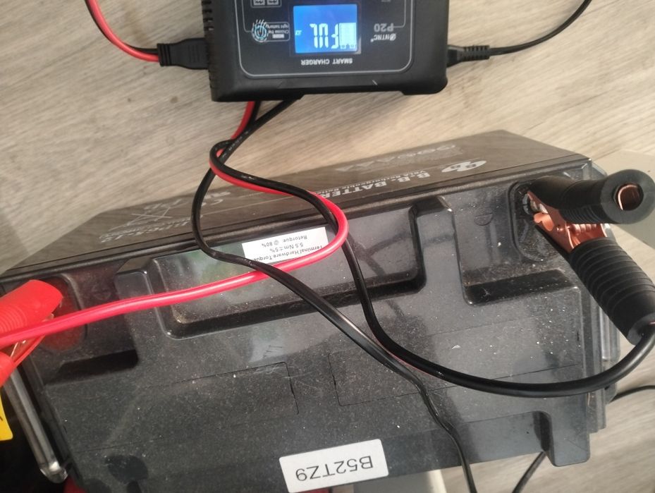 Інвертор Logic Power 1000 та дві батареї