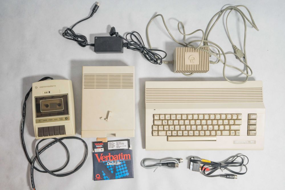 Commodore 64 C64 – zestaw: komputer + Datasette + stacja 1541 + zasilacz + okablowanie