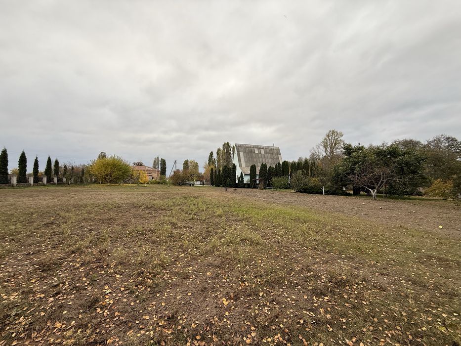 Будинок з ремонтом та виходом до водосховища . Велика ділянка, баня