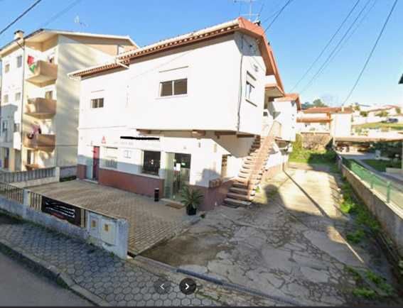 Moradia em propriedade horizontal, com restaurante, dois apartamentos e terreno